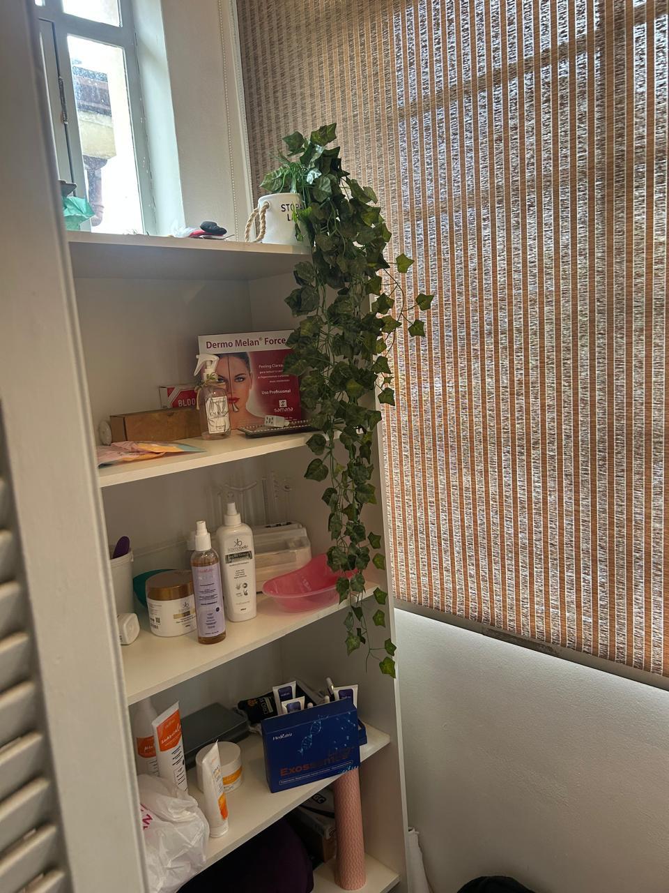 Prateleira de produtos de estética e dermocosméticos da sala de tratamento do Espaço Elegance