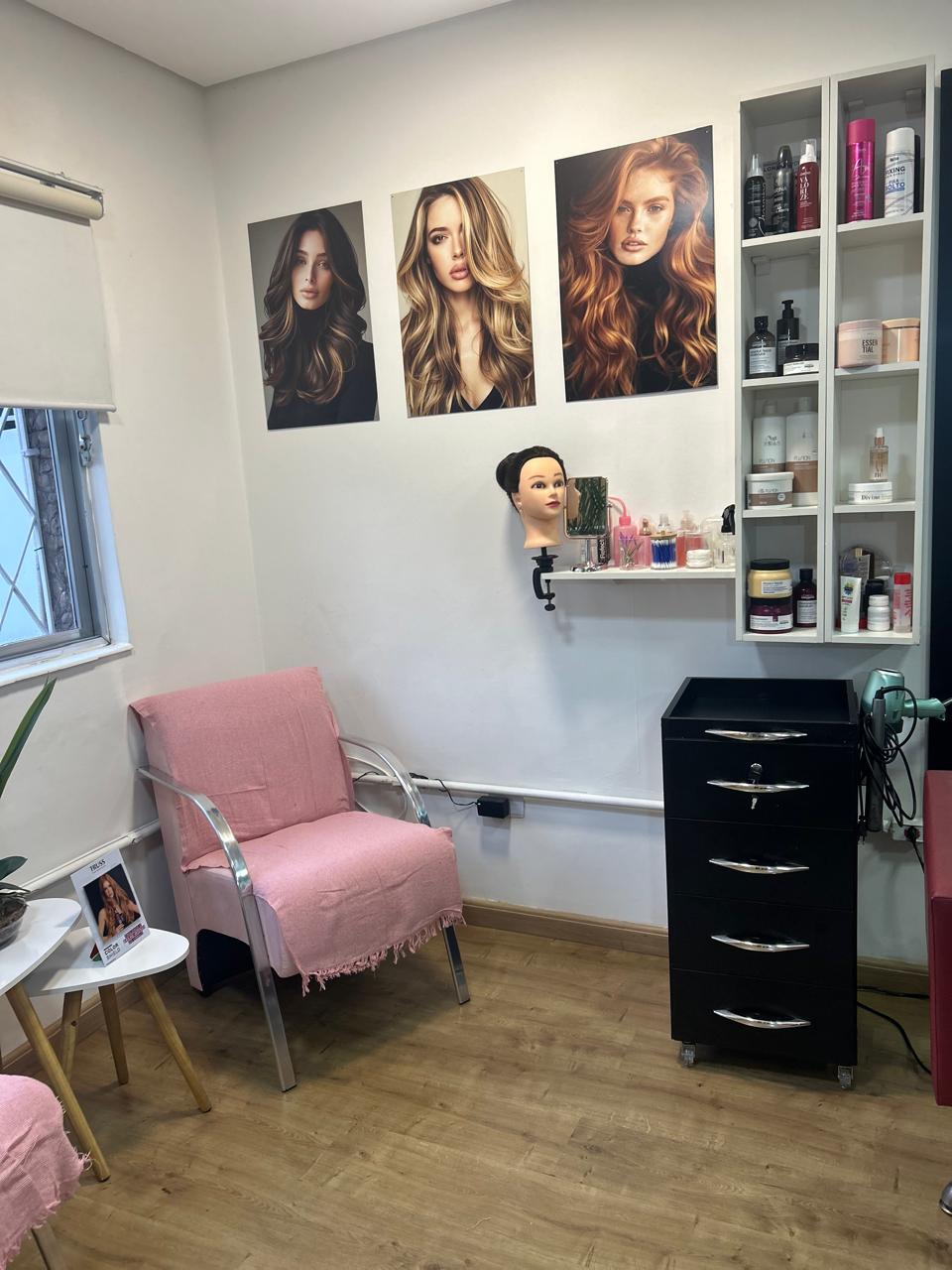 Estação de cabelo do Espaço Elegance, com poltrona, carrinho de ferramentas e prateleiras de produtos