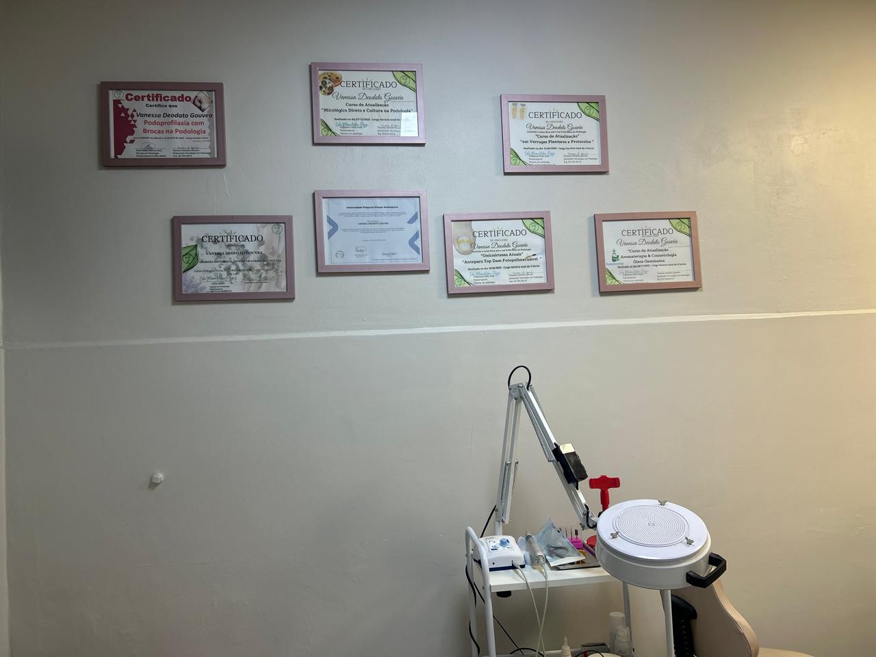 Certificados de podologia de Vanessa Gouveia na parede da sala de atendimento
