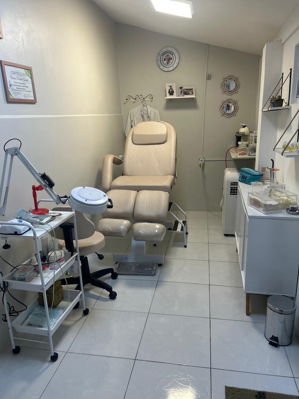 Sala de podologia do Espaço Elegance, com cadeira reclinável e equipamentos