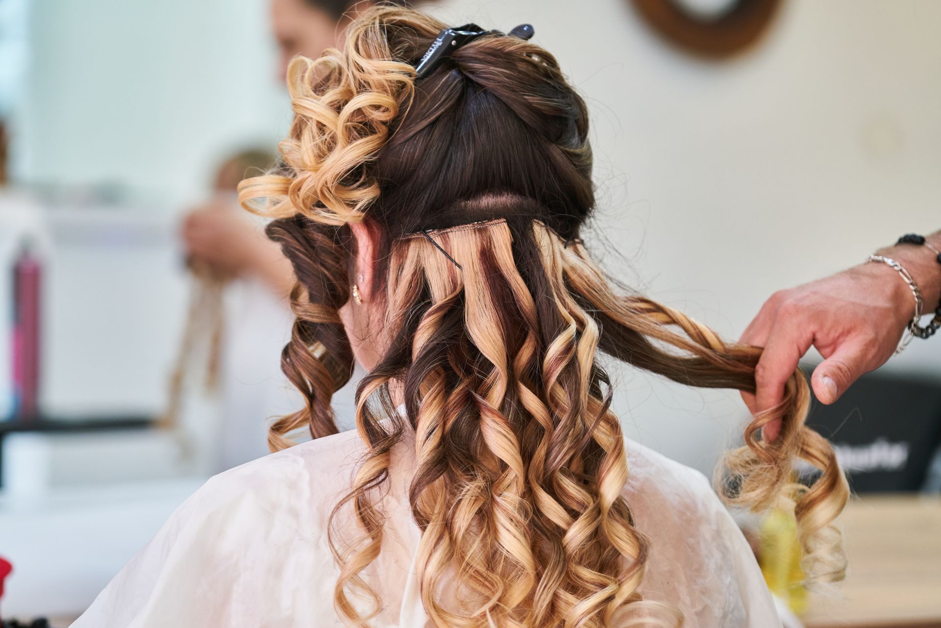 Cabelo loiro com mechas iluminadas, finalizado no Espaço Elegance — Espaço Elegance, salão de beleza no Jabaquara, zona sul de São Paulo