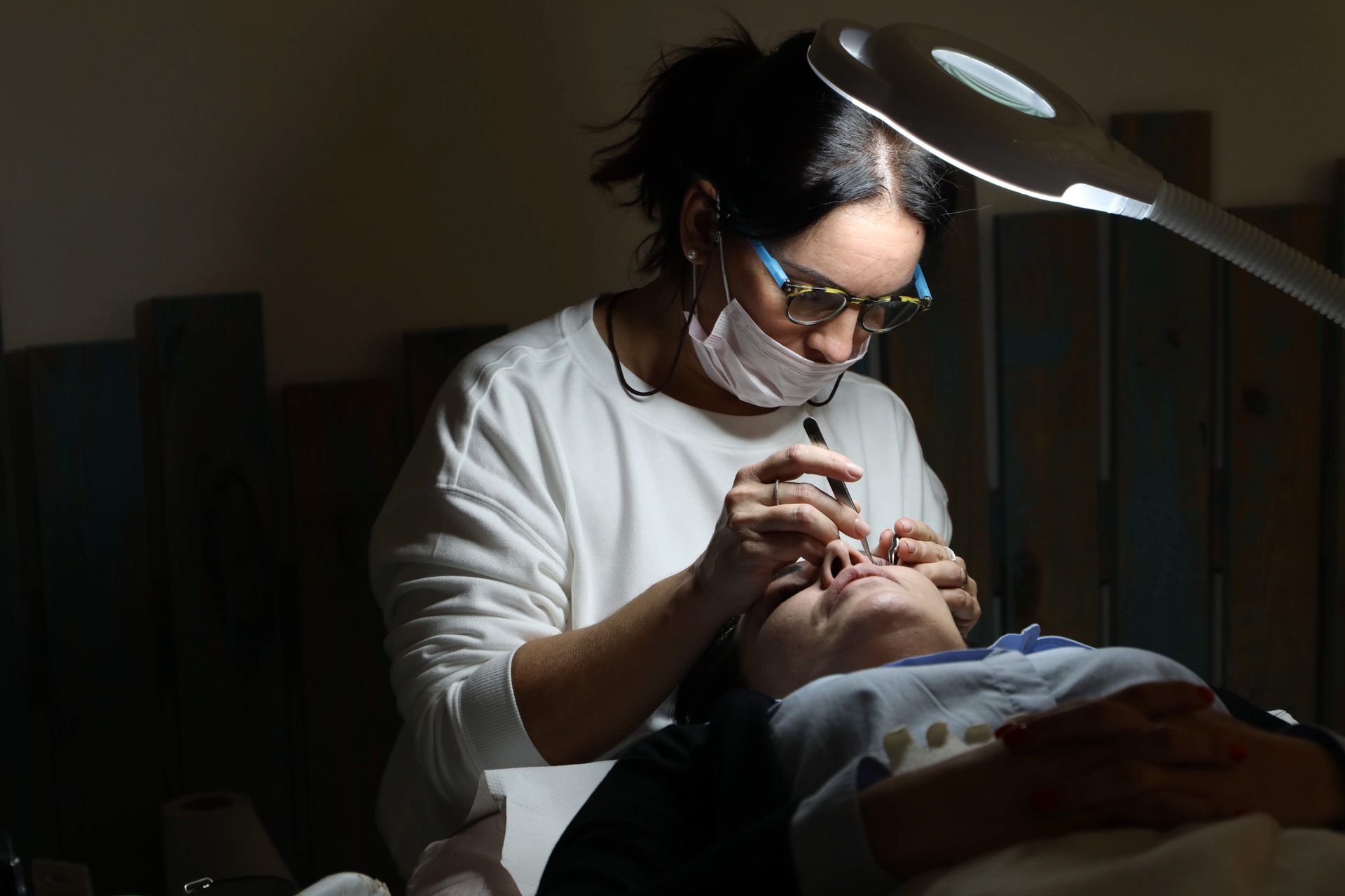 Aplicação de alongamento de cílios fio a fio — Espaço Elegance, salão de beleza no Jabaquara, zona sul de São Paulo